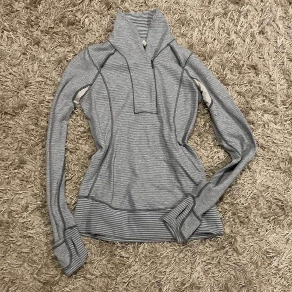 Grey lululemon sweater lightly worn. Size 4